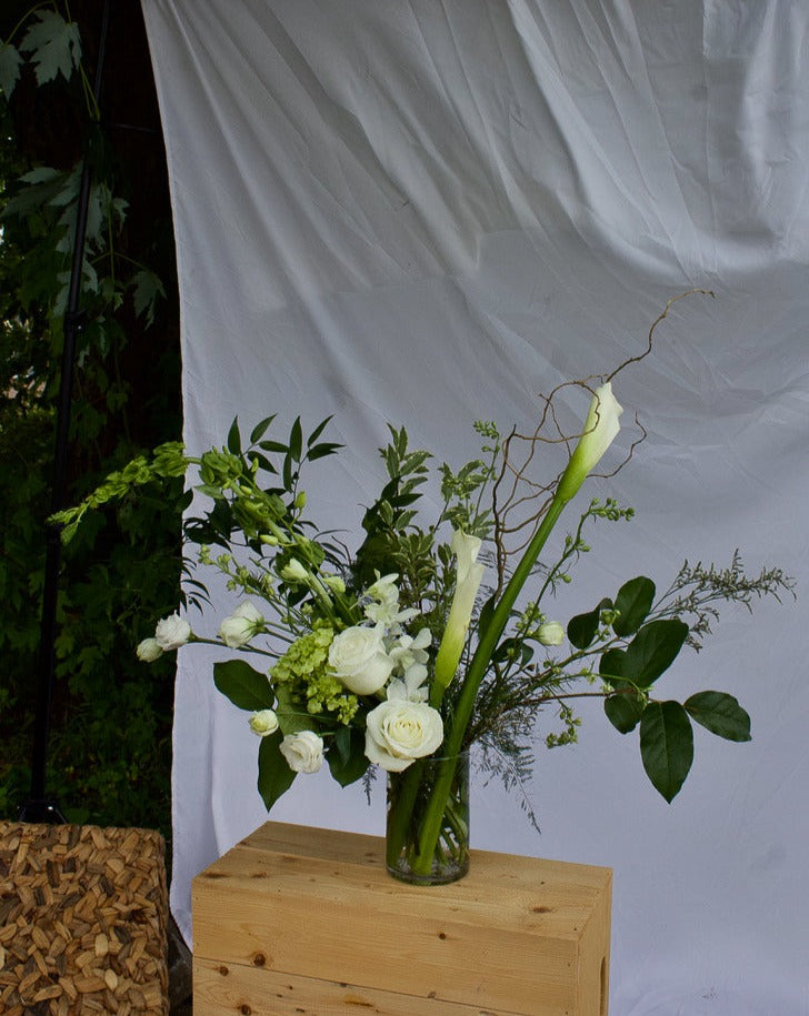 Fleurs en vase pour funérailles - crème