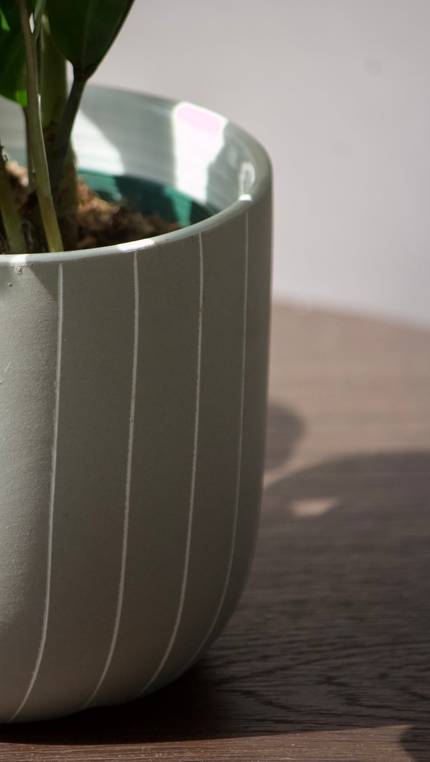 Cache-pot en céramique - Gris avec lignes - 5 pouces