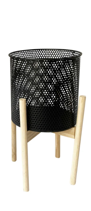 Pot noir avec pietements de bois - 8 pouces